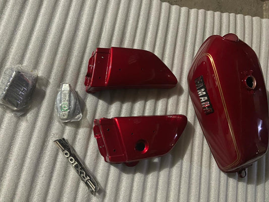 YAMAHA RX100 RX135 FUEL TANK COMPLETE BODY KIT /SIDE PANEL SET & 2 Locks ( Red Colour)